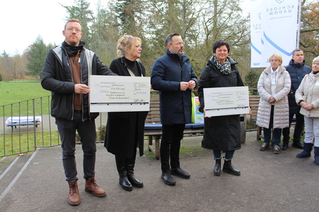 Beide Kitas mit Schecks IMG 3921