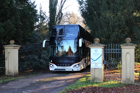 Bus am Schlosstor IMG 4011