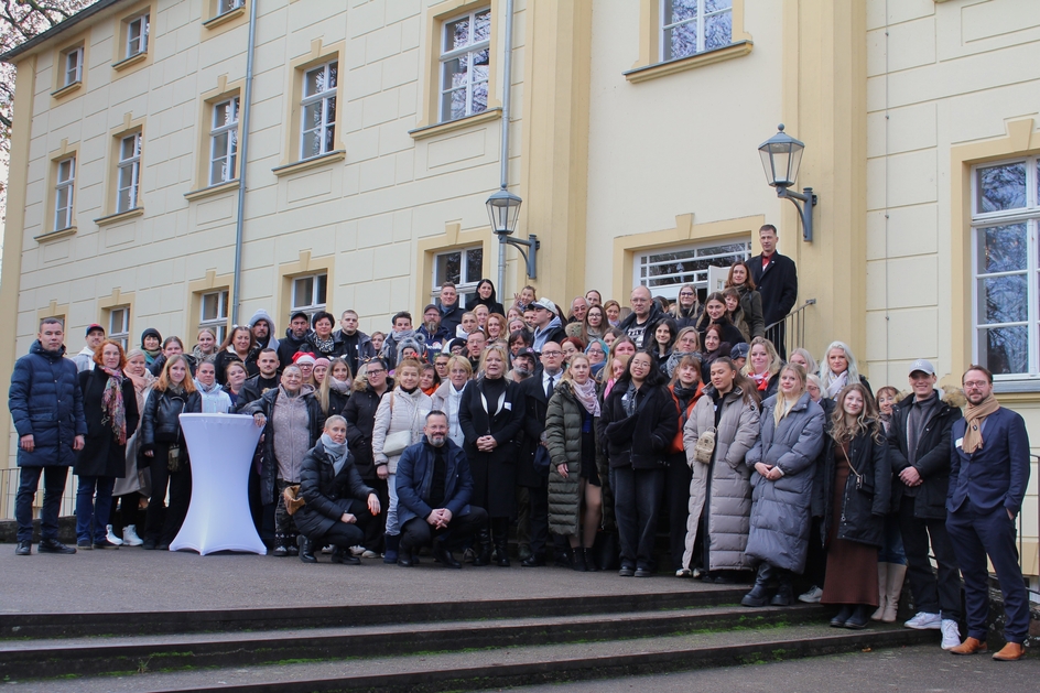 Gruppenfoto twsd-Mitarbeitende vor Schloss Gadow