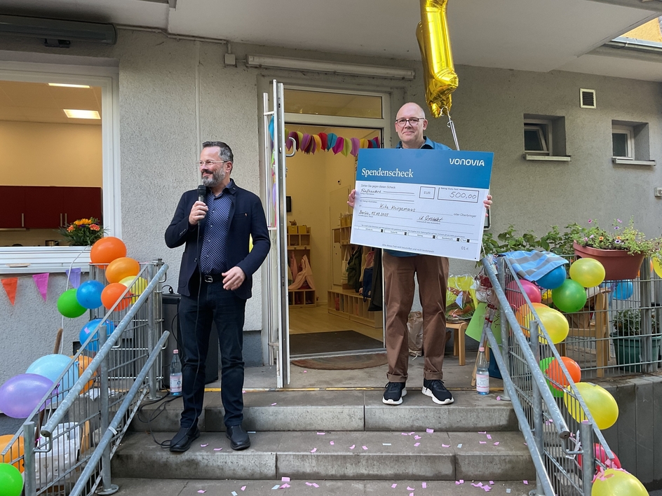 H. Gustavs u. H. Nawrocki mit Spendenscheck