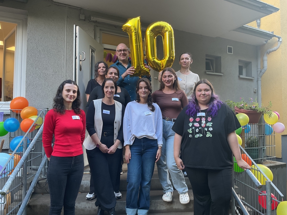 Team Kita Knirpsmaus steht im Eingangsbereich