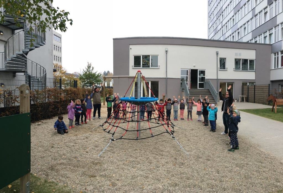 Bild: Die Kinder freuen sich über das Klettergerüst